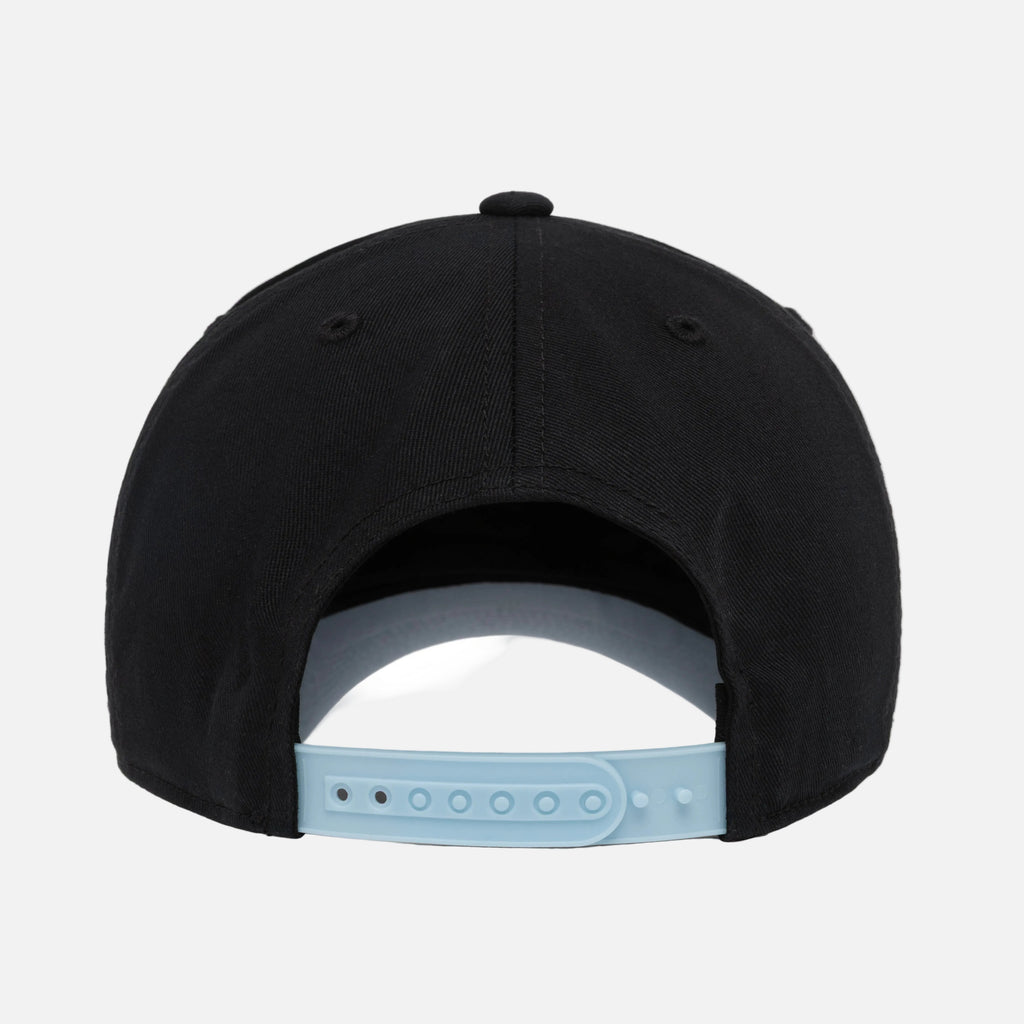 Black cap with a blue snapback